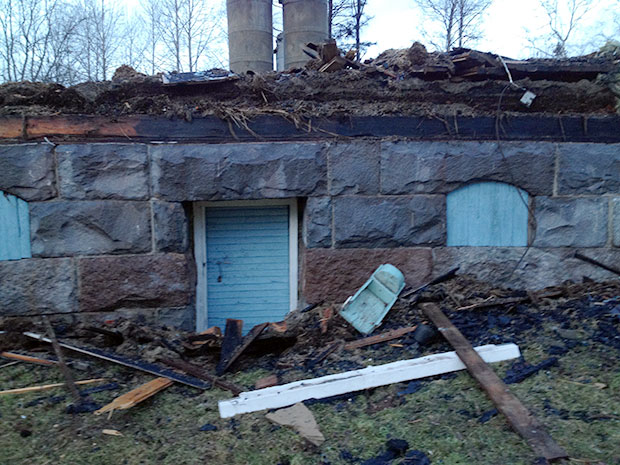 Kylätalon jäänteet 6.11.2013 PUKARAN KYLÄTALO PALOI MAANTASALLE 5.11.2013.